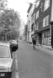 604275 Gezicht op de panden Oudegracht 324 (rechts) -lager te Utrecht.